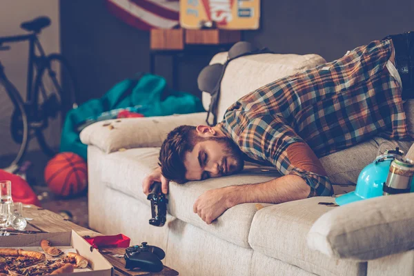 Homem bonito com ressaca — Fotografia de Stock