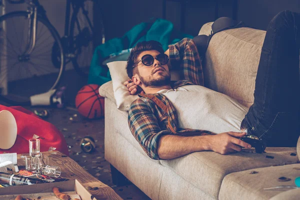 Hombre guapo con resaca —  Fotos de Stock