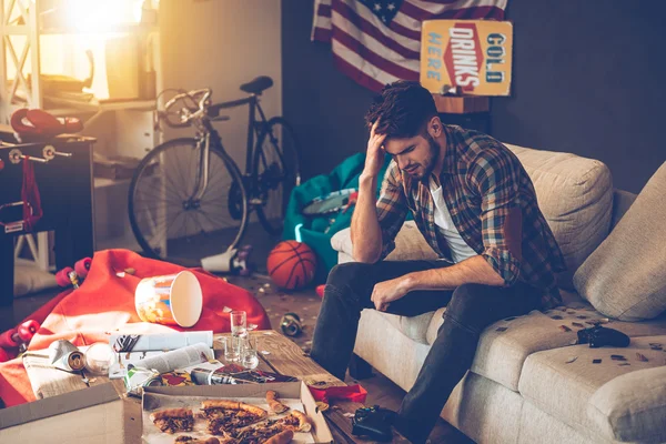 Homem bonito com ressaca — Fotografia de Stock