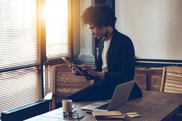 Hombre africano con tableta digital — Foto de Stock