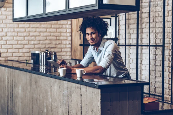 African barista  at bar counter — Stock Photo, Image