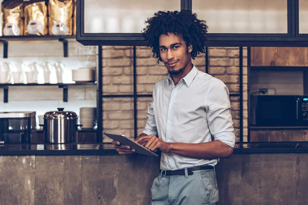 Uomo africano con tablet digitale — Foto Stock