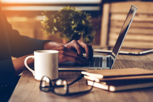 Afrikaanse mannelijke handen met behulp van laptop — Stockfoto