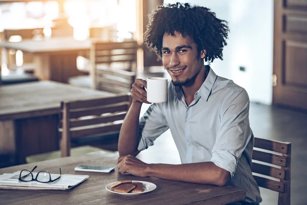 Africano sentado no café — Fotografia de Stock