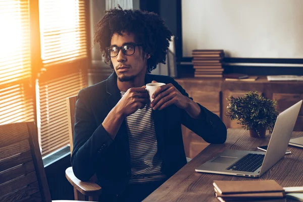 Afrikansk man med laptop — Stockfoto