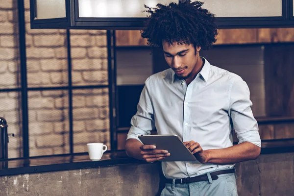 Hombre africano con tableta digital — Foto de Stock