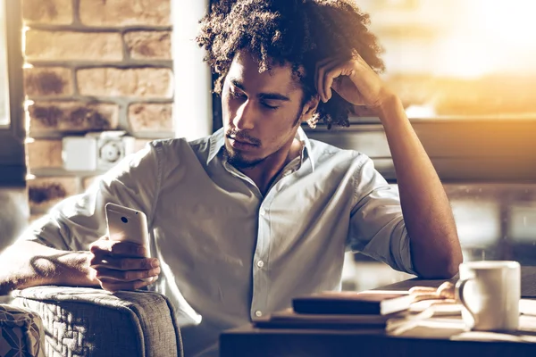 Uomo africano utilizzando smartphone — Foto Stock