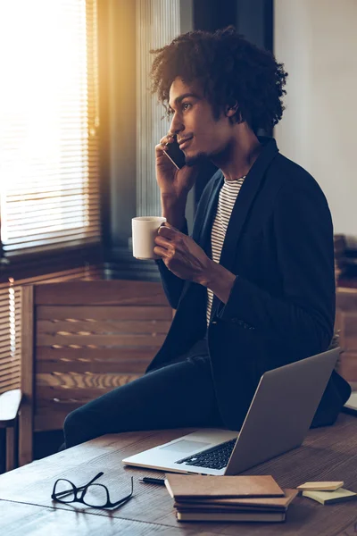 African man using smartphone — Stock Photo, Image