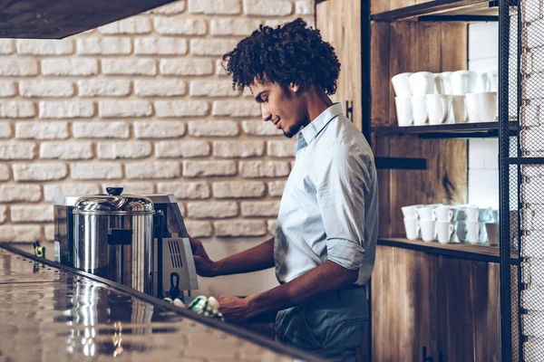 Afrikaanse barista op toog — Stockfoto