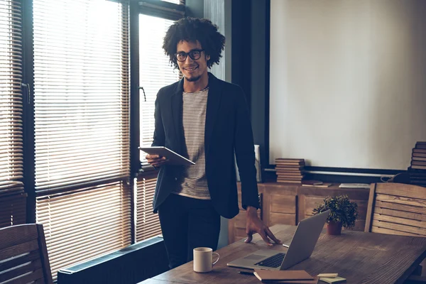 Hombre africano con tableta digital — Foto de Stock