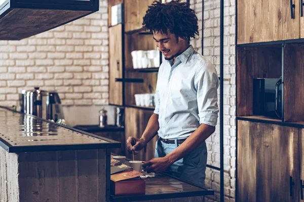 Barista africano en el mostrador del bar — Foto de Stock