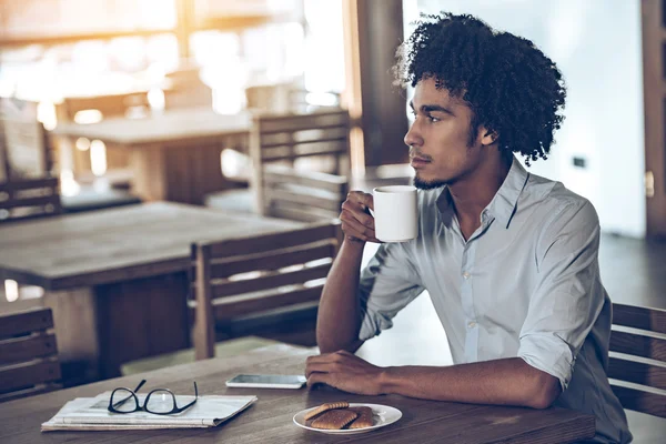 Afrikai ember ül a café — Stock Fotó