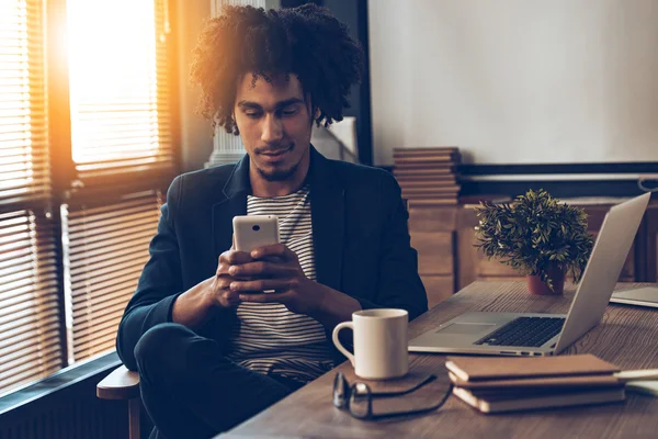 Afrikaanse man met smartphone — Stockfoto