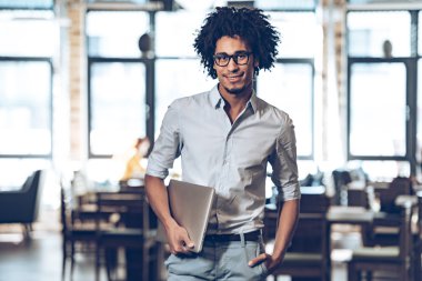 dizüstü bilgisayar ile Afrika adam