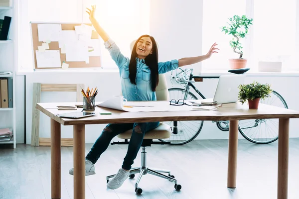 Glada asiatisk kvinna på din arbetsplats — Stockfoto