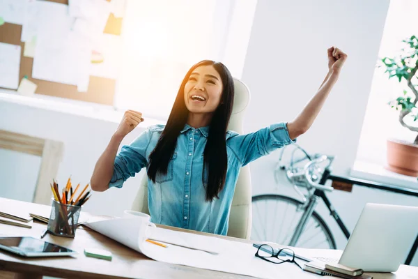 Allegro donna asiatica sul posto di lavoro — Foto Stock