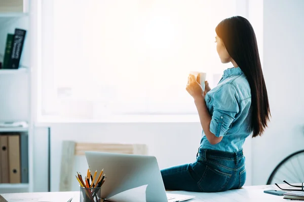 Donna asiatica con tazza di caffè — Foto Stock