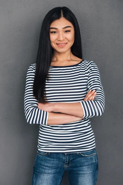 Mujer asiática manteniendo los brazos cruzados — Foto de Stock