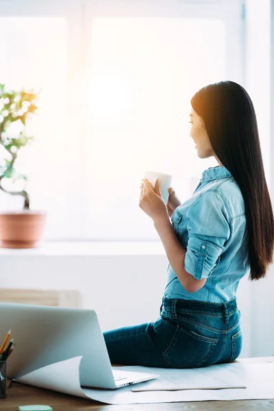 Asiatisk kvinna med kaffekopp — Stockfoto