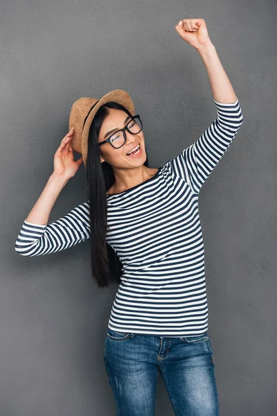 Stilvolle asiatische Frau mit Hut und Brille — Stockfoto
