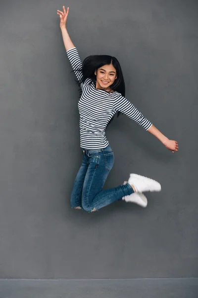 陽気なアジアの女性のジャンプ — ストック写真
