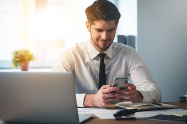 yakışıklı adam üstünde hareket eden telefon