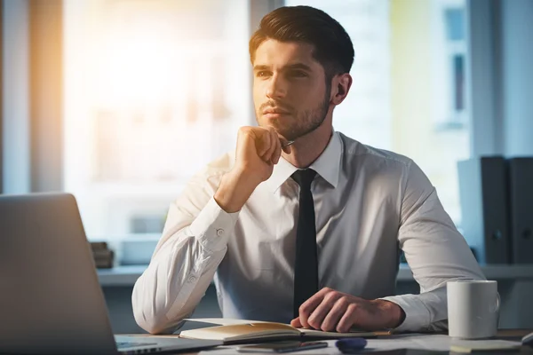 Zakenman aan het werkende plaats — Stockfoto