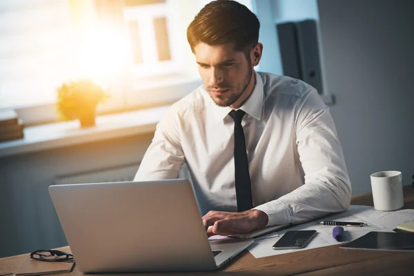 Empresário no local de trabalho — Fotografia de Stock