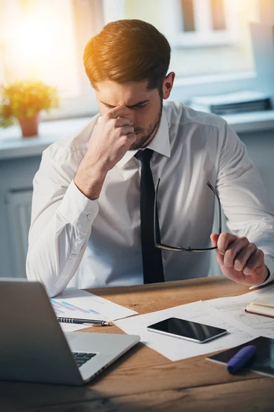 Geschäftsmann am Arbeitsplatz — Stockfoto