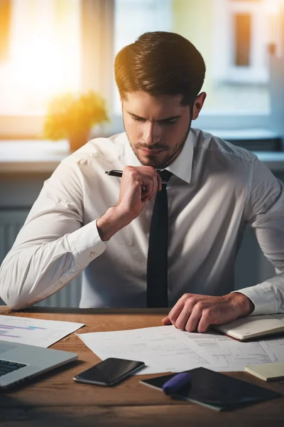 Zakenman aan het werkende plaats — Stockfoto