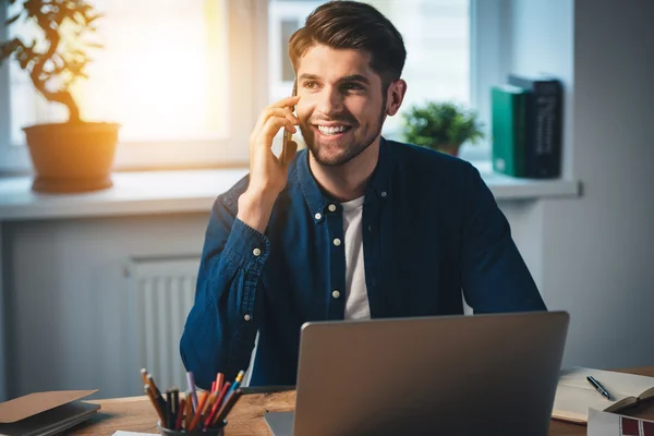 Knappe man praten op mobiele telefoon — Stockfoto