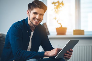 Dijital tablet kullanan genç adam