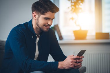 yakışıklı adam cep telefonda konuşurken