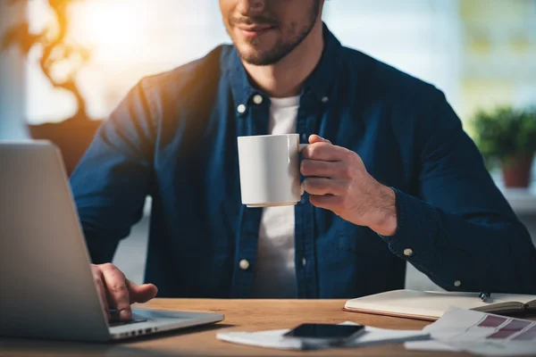 Mann mit Kaffeetasse und Laptop — Stockfoto