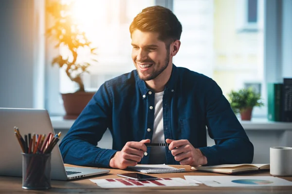 Jonge knappe man met laptop — Stockfoto