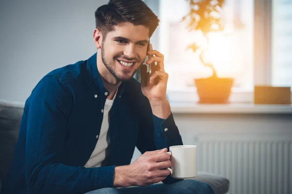 Handsome man talking on mobile phone — Stock Photo, Image