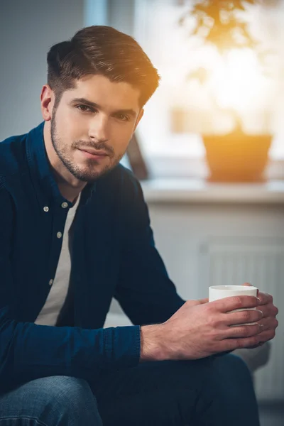 Jeune homme avec tasse de café. — Photo