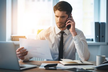 yakışıklı adam cep telefonda konuşurken