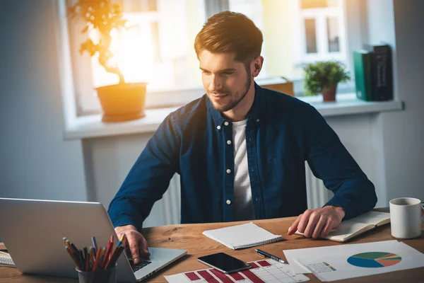 Junger schöner Mann mit Laptop — Stockfoto