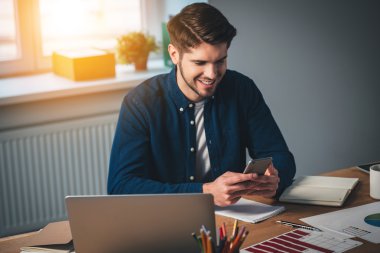 Akıllı telefon kullanan yakışıklı adam