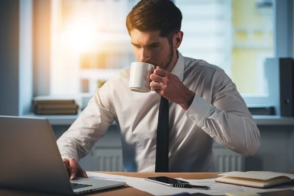 Homem usando laptop e beber café — Fotografia de Stock