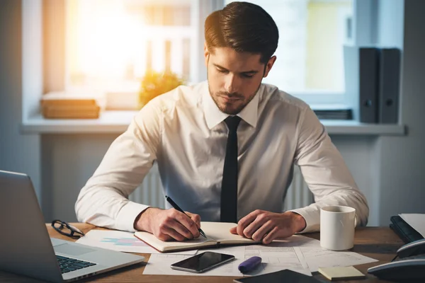 Man writing in notebook — Stock Photo, Image