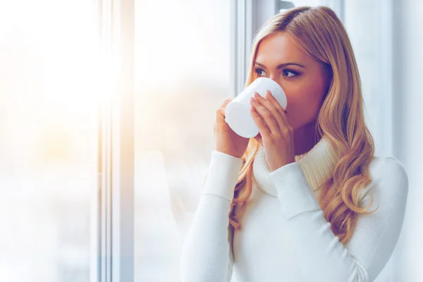 コーヒーを飲みながら白いセーターの女性 — ストック写真