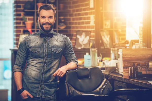 Man leunend op de leerstoel aan barbershop — Stockfoto