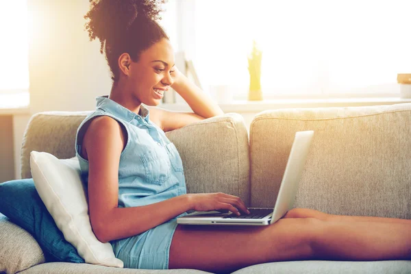 Woman working on laptop — Stock Photo, Image