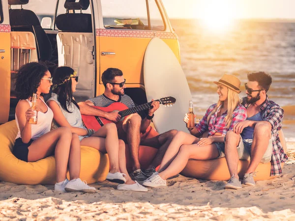 Young people drinking beer — Stock Photo, Image