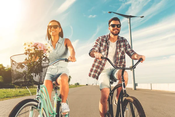 Pareja sonriendo y montando en bicicletas —  Fotos de Stock