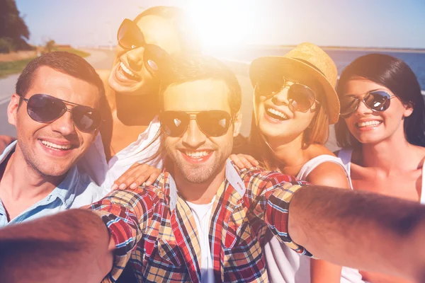 Gente feliz haciendo selfie y sonriendo — Foto de Stock