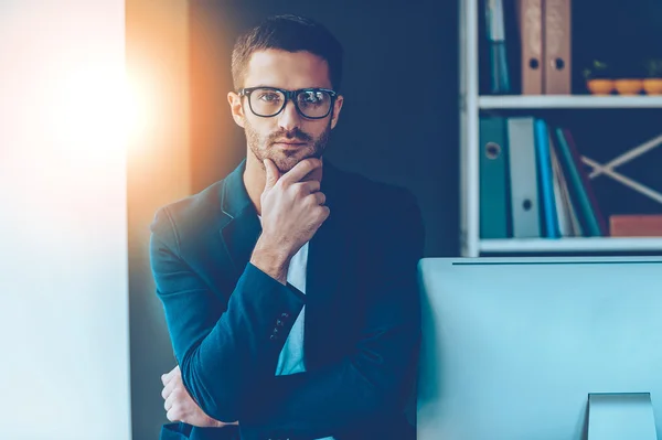 Man holding hand on chin — Stock Photo, Image