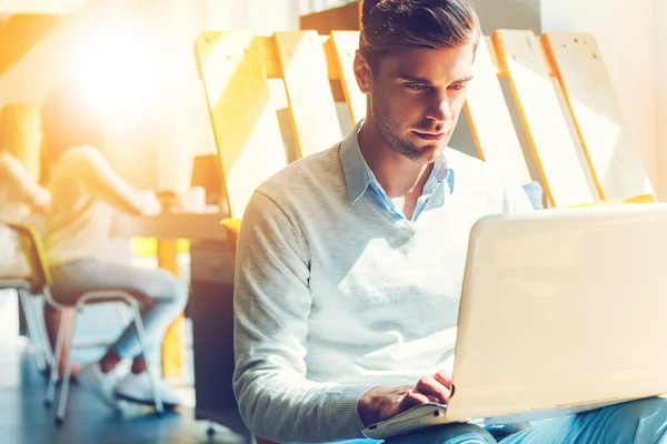 Jeune homme travaillant sur ordinateur portable — Photo